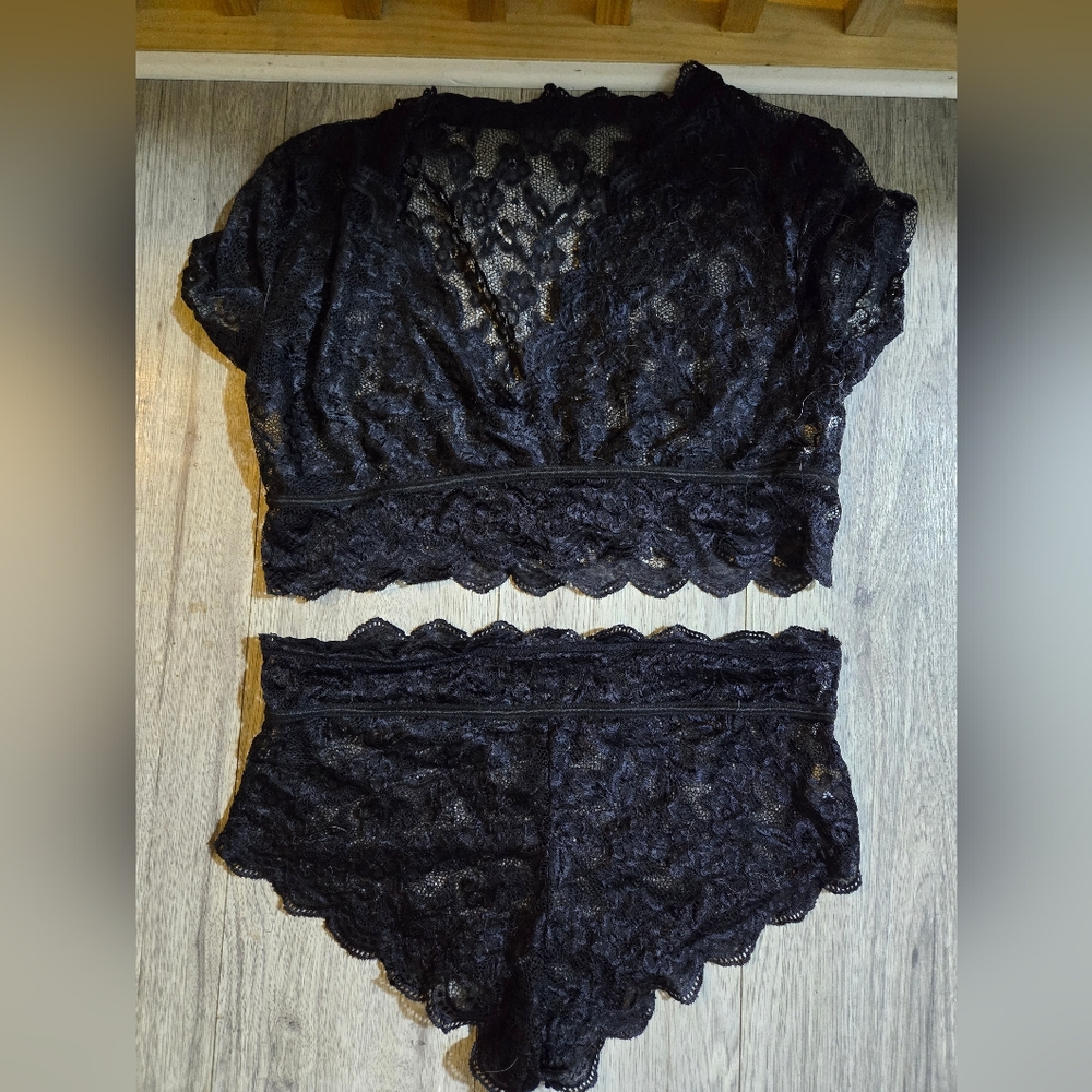 Black lace lingerie. Size 2x.